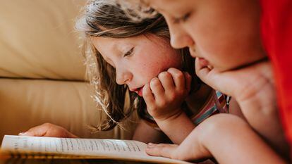 El aprendizaje de la lectura es un proceso lento que comienza desde el momento en el que se empieza a contar cuentos a los niños.