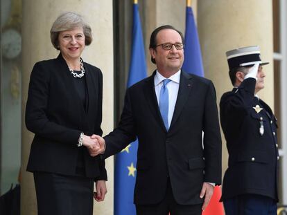 Theresa May, primera ministra británica, recibida por François Hollande en El Elíseo.