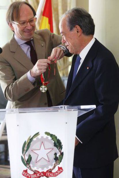 El embajador italiano Pietro Sebastiani impone la medalla al presidente del Teatro Real, Gregorio Marañón.