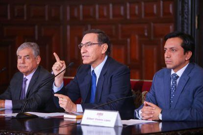 Desde la izquierda, el ministro César Villanueva, el presidente Martín Vizcarra y el congresista Gilbert Violeta.