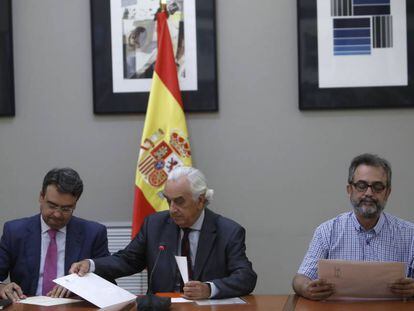 El presidente del Consejo Econ&oacute;mico y Social, Marcos Pe&ntilde;a (centro), &aacute;rbitro designado por el Gobierno en el conflicto de los trabajadores de seguridad del aeropuerto del Prat de la empresa Eulen, durante el acto de entrega del laudo a los representantes de las partes.