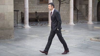 El consejero Santi Vila, en el patio de los naranjos de la Generalitat.