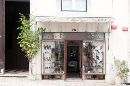 Escaparate de la Sapataria do Carmo, tienda de zapatos fundada en 1904 en la calle Largo do Carmo de Lisboa. 