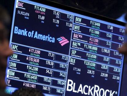 Charlas de monitor: dos traders conversan en el parqu&eacute; de Wall Street. 