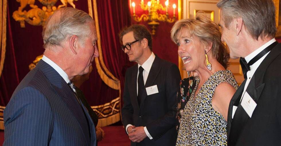 Emma Thompson, entre Colin Firth y Jeremy Irons, charla con el príncipe Carlos en la recepción a los actores británicos ganadores de un Oscar.