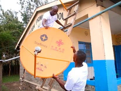 Dos hombres instalan una antena de la empresa china StarTimes en el marco del Proyecto de Acceso a la Televisión Satelital para 10.000 Aldeas en África. Imagen promocional de StarTimes.