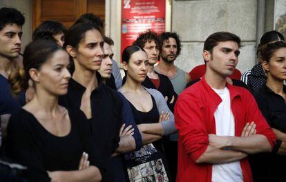 Los bailarines del Ballet Nacional de España, ante el teatro de la Zarzuela, el 18 de junio.