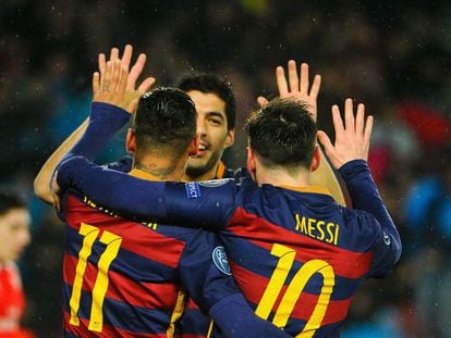 Neymar, Luis Suárez y Messi se felicitan tras un gol.