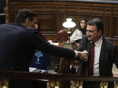 El portavoz del PNV, Aitor Esteban, saluda a Pedro Sánchez, durante el debate de investidura. En vídeo, resumen de la intervención de Esteban.