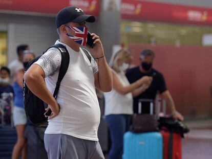 Un viajero habla por teléfono mientras espera la información de su vuelo de vuelta al Reino Unido, el 26 de julio en el aeropuerto de Tenerife.