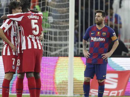 Messi observa el festejo de los jugadores del Atlético de Madrid. En vídeo, declaraciones de Messi tras la derrota. AP | ATLAS