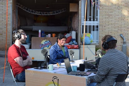 Uldarica, entre Quique Peinado (izquierda) y Manuel Burque en un momento de 'Radio Gaga'.