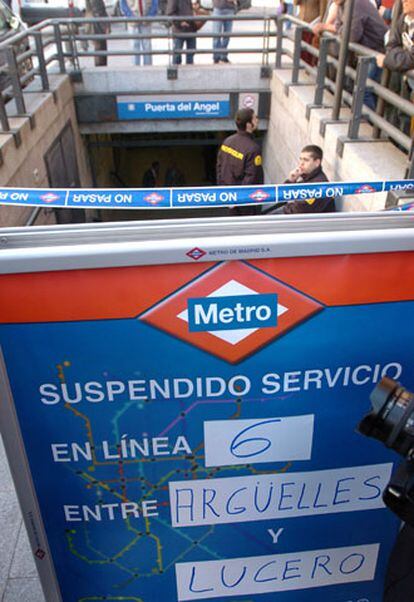 Entrada a la estación de metro de Puerta del Ángel, clausurada esta mañana tras el accidente.