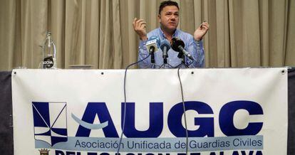 El portavoz nacional de la AUGC Juan Antonio Delgado, en la primera rueda de prensa en Euskadi.