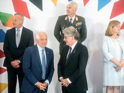 El alto representante para la Política Exterior de la UE, Josep Borrell (a la izquierda), charlaba este martes con el comisario de Mercado Interior, Thierry Breton, en Praga.