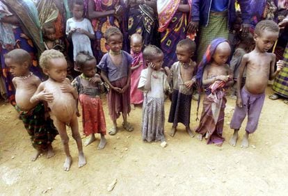 Abril de 2000. Niños malnutridos en un mercado de la población de Haysuftu, durante una de las épocas de hambre y sequía del país.
