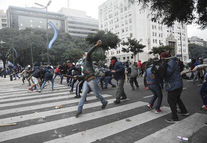 Manifestantes arrojan piedras a la policía en el centro de Buenos Aires.