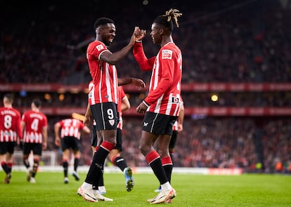 Nico Williams e Iñaki Williams celebran uno de los goles de su equipo.
