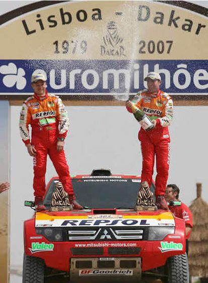 El piloto francés Stephane Peterhansel y su copiloto Jean-paul Cottret celebran el triunfo en el pasado Dakar