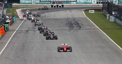 El Ferrari de Vettel se escapa del grupo tras la salida del safety car.