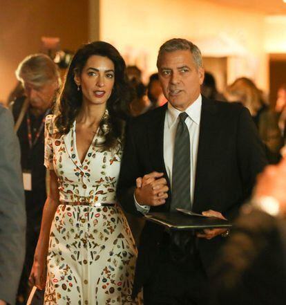 Amal y George Clooney a su salida de la 71º reunión de la Asamblea General de las Naciones Unidas, a la que también acudió el presidente Obama, el pasado 20 de septiembre. El matrimonio, además, participó en la Cumbre de Líderes del Sector Privado para Refugiados, un debate paralelo a la cumbre. La abogada se ha convertido en una voz defensora de las víctimas del Estado Islámico.