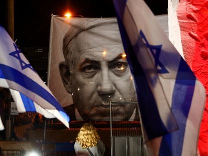 Una imagen de Benjamín Netanyahu, durante la protesta contra la reforma que promueve, este sábado en Tel Aviv.