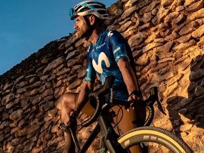 Alejandro Valverde en una imagen promocional del Movistar Team Gravel Squad.