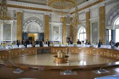 La sala de conferencias del Palacio de Constantino, en San Petesburgo (Rusia), donde se celebra la cumbre del G20 y donde ya tuvo lugar la cumbre del G8 en julio de 2006. EFE/Archivo