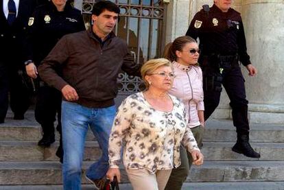 María José Campanario, su madre, Remedios Torres, y el torero Jesús Janeiro a la salida de la Audiencia de Cádiz.