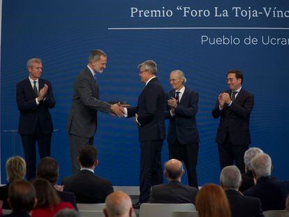 Felipe VI entrega al embajador de Ucrania en España, Serhii Pohoreltsev, el II Premio Foro La Toja otorgado al pueblo ucraniano en la inauguración del IV Foro la Toja-Vínculo Atlántico, este jueves en A Toxa (Pontevedra).