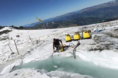 Un técnico prepara el drenaje del lago bajo el glaciar Tête Rousse.