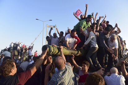 Partidarios del presidente turco Erdogan celebran el fracaso del golpe subidos en un tanque.