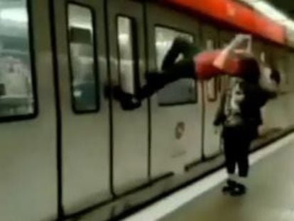 El joven detenido por saltar en el metro de Barcelona.
