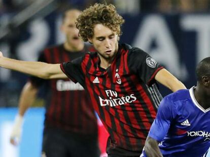 El jugador del Mil&aacute;n, Niccolo Zanellato (izquierda), durante un partido amistoso contra el Chelsea.