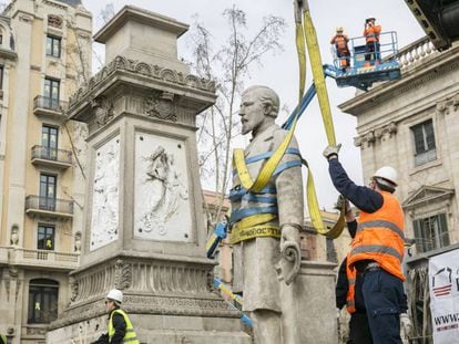 Retirada de la estatua de Antonio López, marqués de Comillas, este domingo en Barcelona.