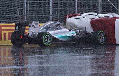 Hamilton en el momento en el que se estrella contra las barreras. 