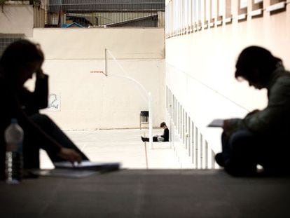 Unas aspirantes estudian antes de entrar a los examenes de una oposición para cuerpo docente en Cataluña