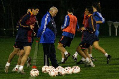 Luis, junto a algunos jugadores en el entrenamiento del lunes en Belgrado. A la derecha, en primer plano, Raúl.
