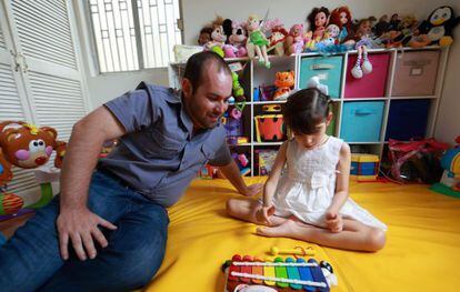 Raúl Elizalde y su hija, Graciela, de ocho años.