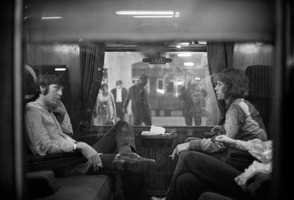 25 de agosto de 1967: Paul McCartney y Mick Jagger en un tren en Euston Station, Londres