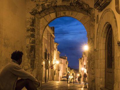 En la foto, menores inmigrantes en una calle de Altafulla (Tarragona).