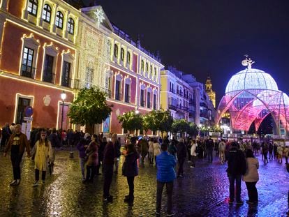 Iluminación navideña en la céntrica plaza de San Francisco de Sevilla.