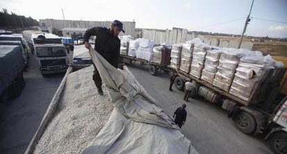Camiones con material de construcci&oacute;n en la frontera con Gaza.