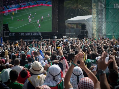 Cientos de aficionados ven un partido de la selección mexicana en una pantalla gigante en Ciudad de México, el 22 de noviembre de 2022.José Pablo Díaz