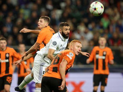 Benzema, ante los jugadores del Shakhtar Bondar y Konoplia, este martes en Varsovia.