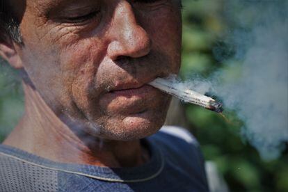 Viktor Pobrehniak, vecino de Vremivka de 55 años, fuma tabaco liado en papel de periódico.