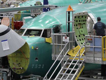 Un empleado en la cadena de ensamblaje del B737 MAX 