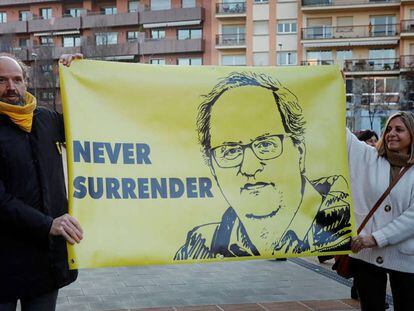 Unos manifestantes muestran su apoyo al 'president' Quim Torra durante una visita a Vic (Barcelona). En vídeo, declaraciones de Torra este viernes.