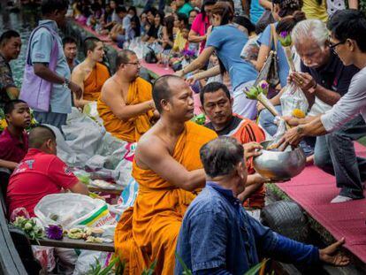 Ofrendas a monjes budistas en el mercado flotante de Kwan Siam, en Bangkok (Tailandia). 
