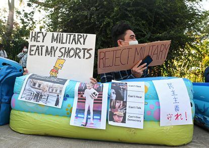 Un grupo de personas protesta contra el golpe de Estado y demanda la liberación de los líderes, a las afueras de la embajada de Japón, en Yangón.